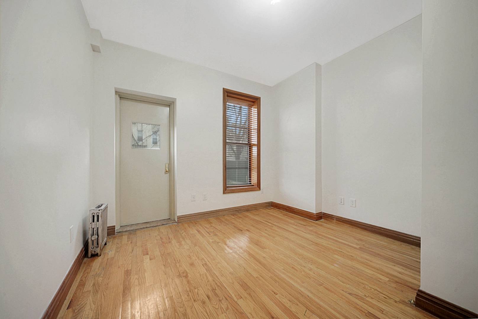 RENOVATED 2 BEDROOM REDONE OUTDOOR SPACE WITH TURF AND WOODEN FENCE Beautiful 2 bedroom in Gowanus with huge private backyard.