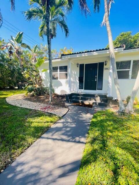This beautiful and well maintained 2 1 home located in Poinsettia Heights is just a short drive away to downtown Fort Lauderdale.