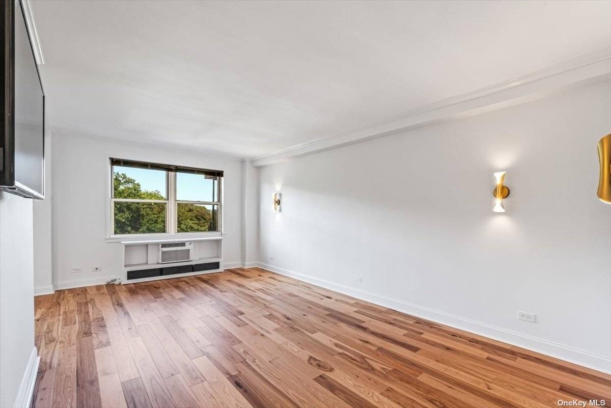 Absolutely beautiful 1 Bed apt in Riverdale.
