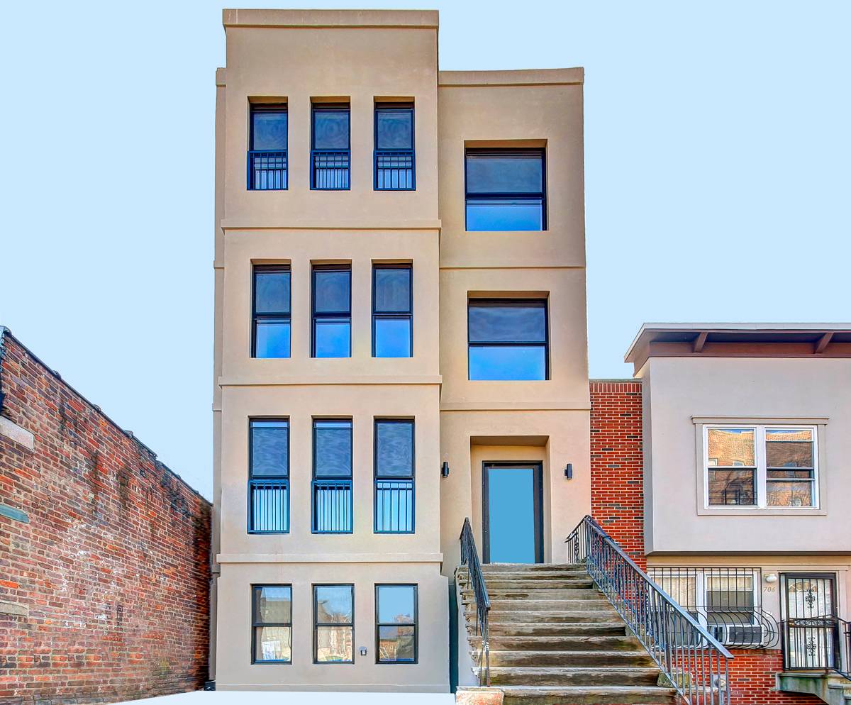 This fully gut renovated four unit building is a tremendous, turnkey investment opportunity in prime Stuyvesant Heights.