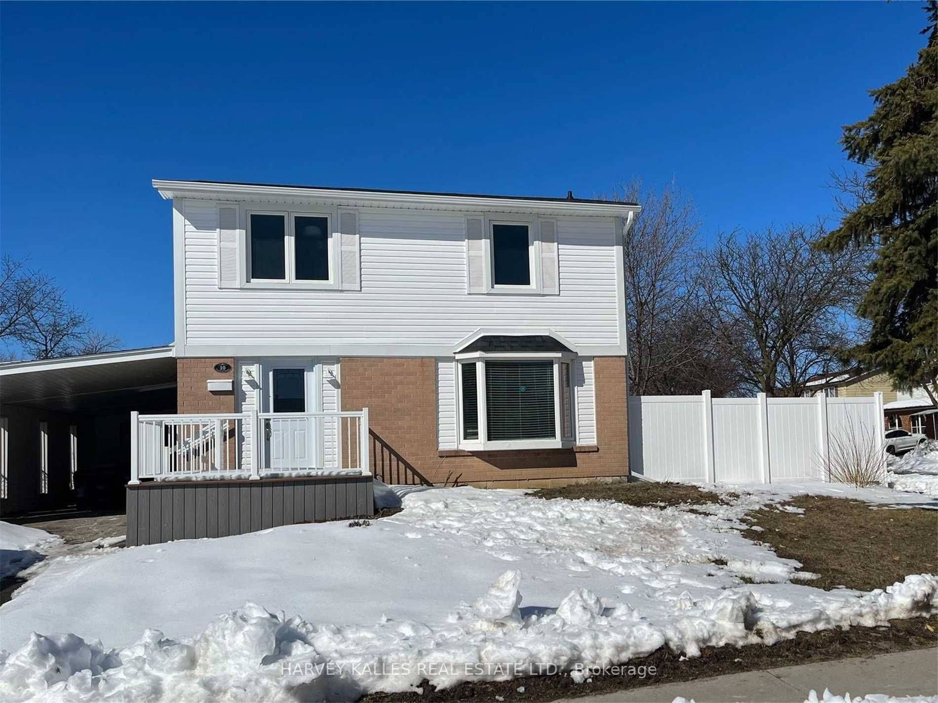 Come See This Beautifully Updated 2 Storey Family Home Located On A Quiet Street !