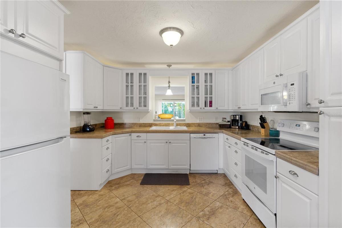KITCHEN W/ISLAND