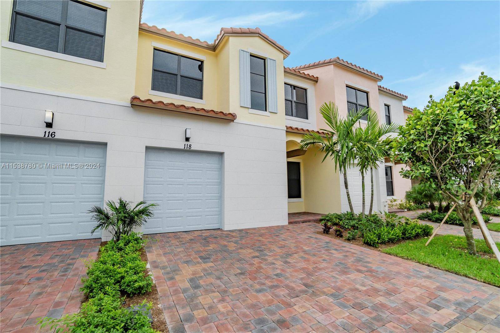 Stunning, like new townhome in West Pembroke Pines.