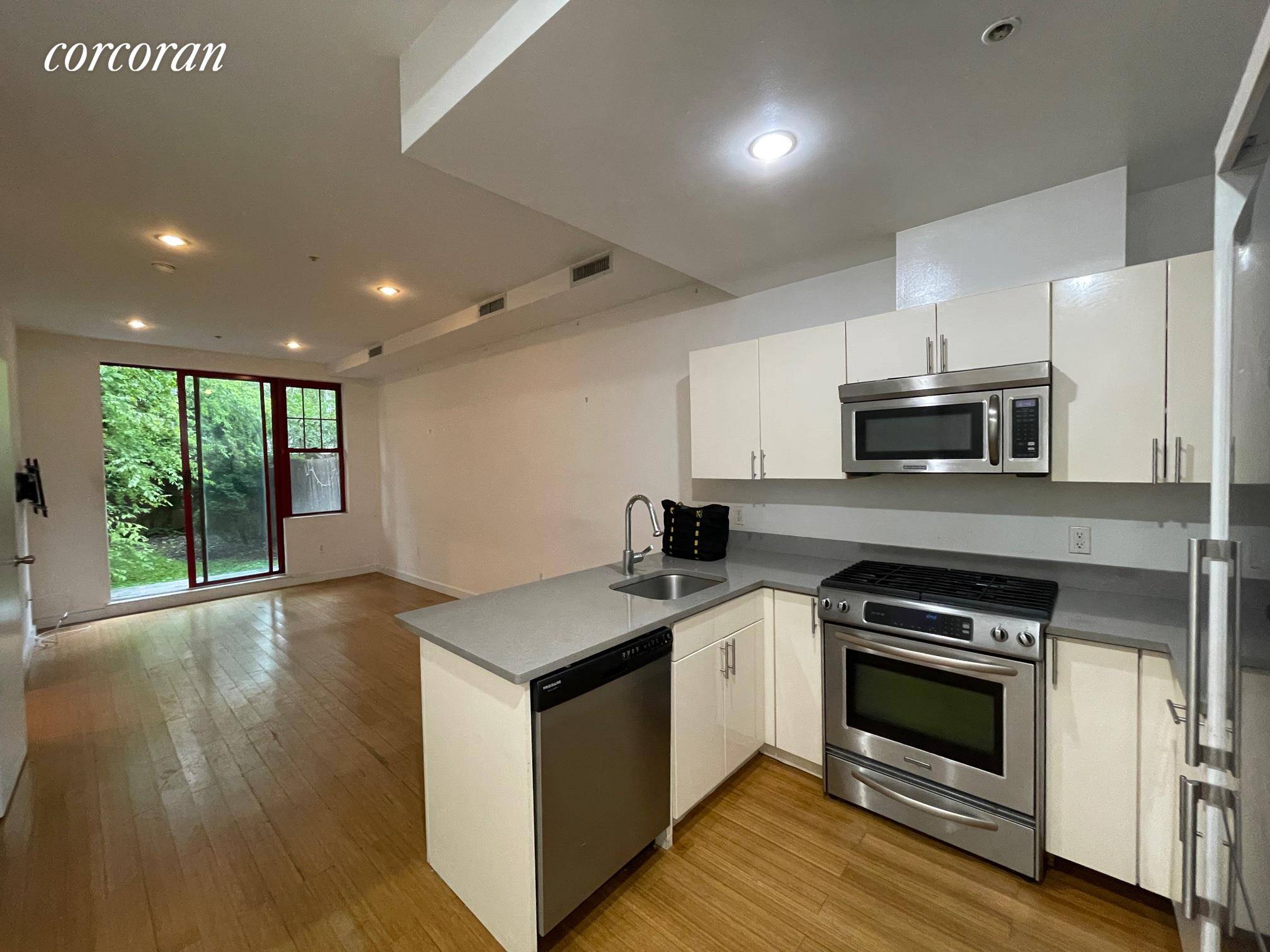 Huge One Bedroom Duplex with Enormous Backyard amp ; Recreation Room This beautiful 1 bedroom 1 and 1 2 bathroom apartment could easily function as a 2 bedroom with home ...