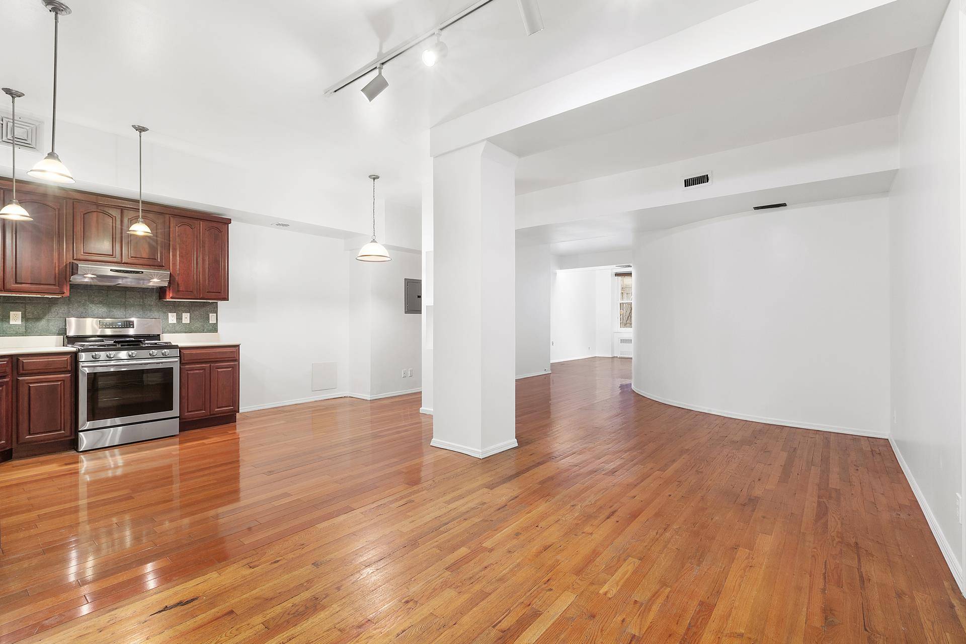 Spacious 1100sf loft with tall ceilings and a 50 foot great room.