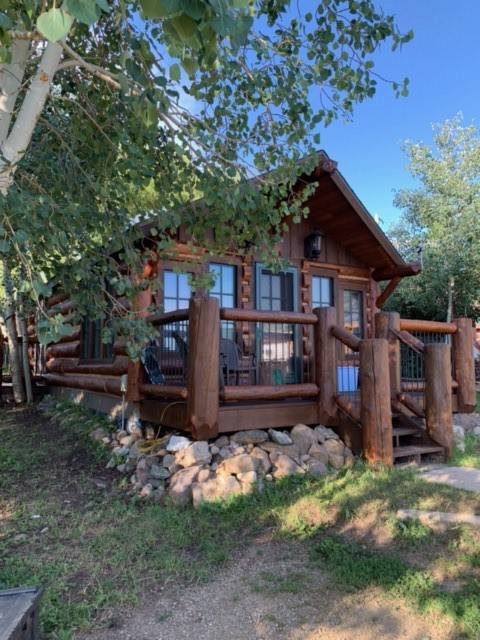 This beautiful one bedroom, one bathroom cabin is the perfect mountain retreat !