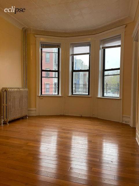 Lovely 4 bedroom 1 bath apt located just on the 2nd floor of this meticulous building.