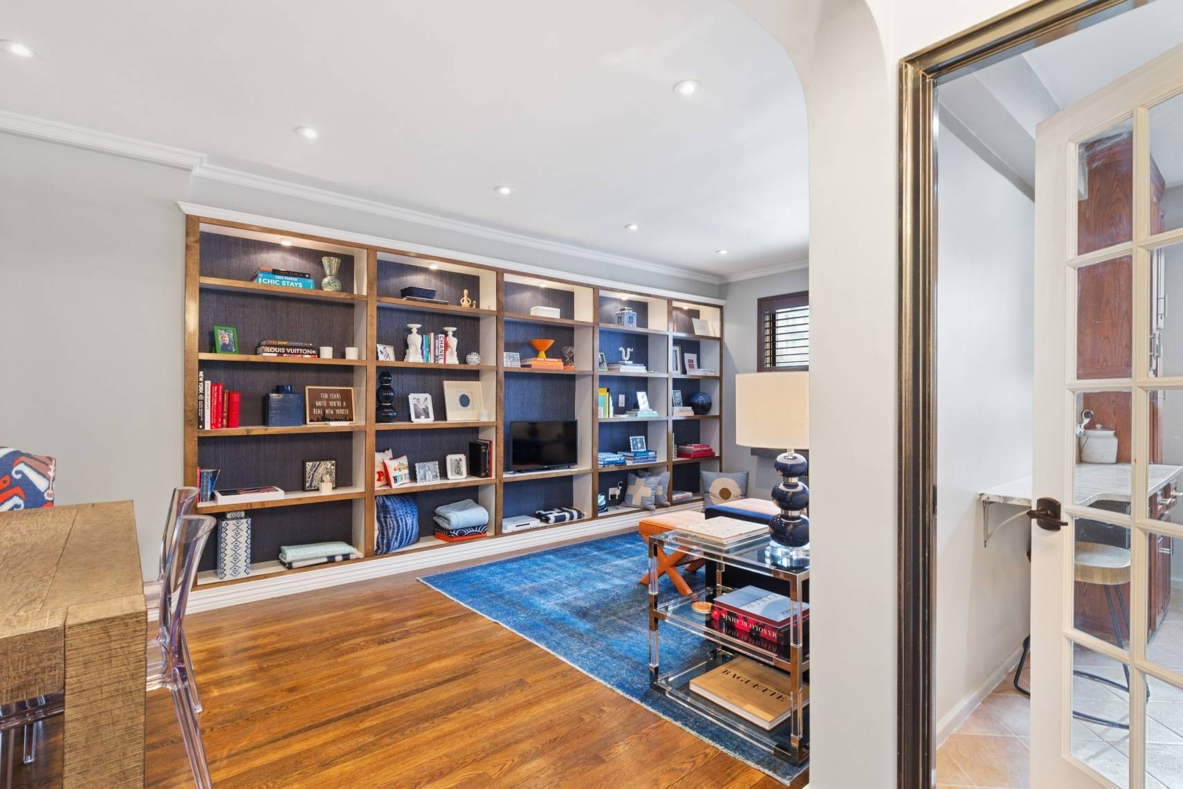 XXX MINT PERFECTION ON RIVERSIDE DRIVE Beautifully gut renovated and peacefully quiet, this high floor one bedroom glistens in sublime light from the east and south all day long and ...
