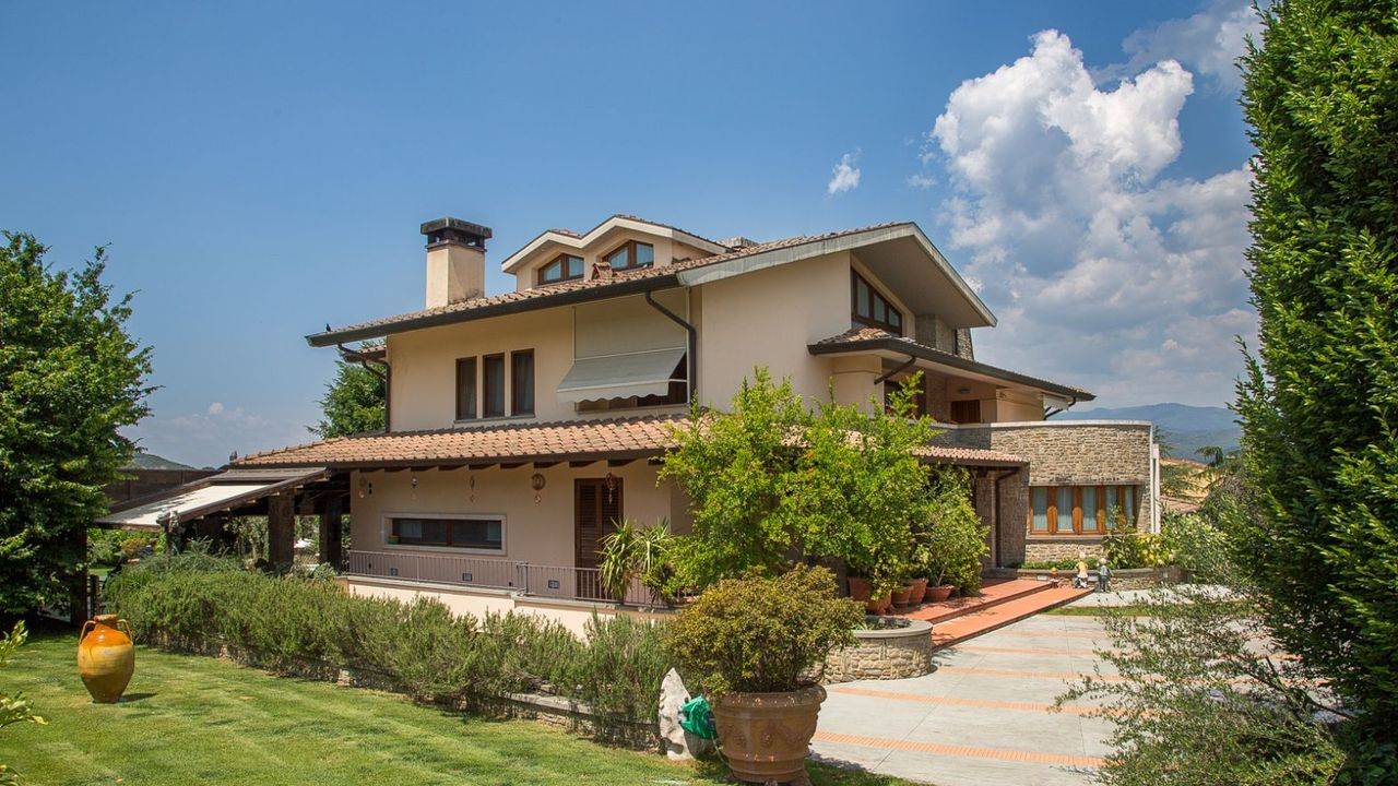 Luxury villa with swimming pool for sale in a private residential context, located in a hilly position a few km from Arezzo, Tuscany