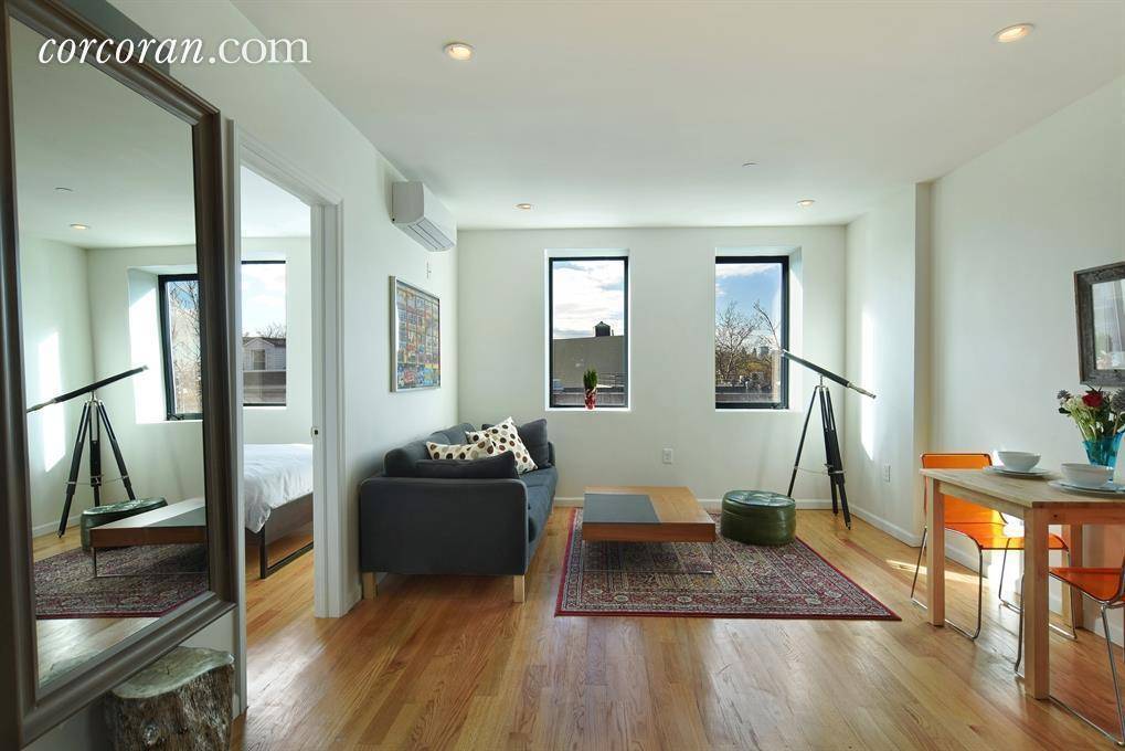 Gorgeous 2 bedroom Duplex with a private terrace, tons of storage, laundry, the works !