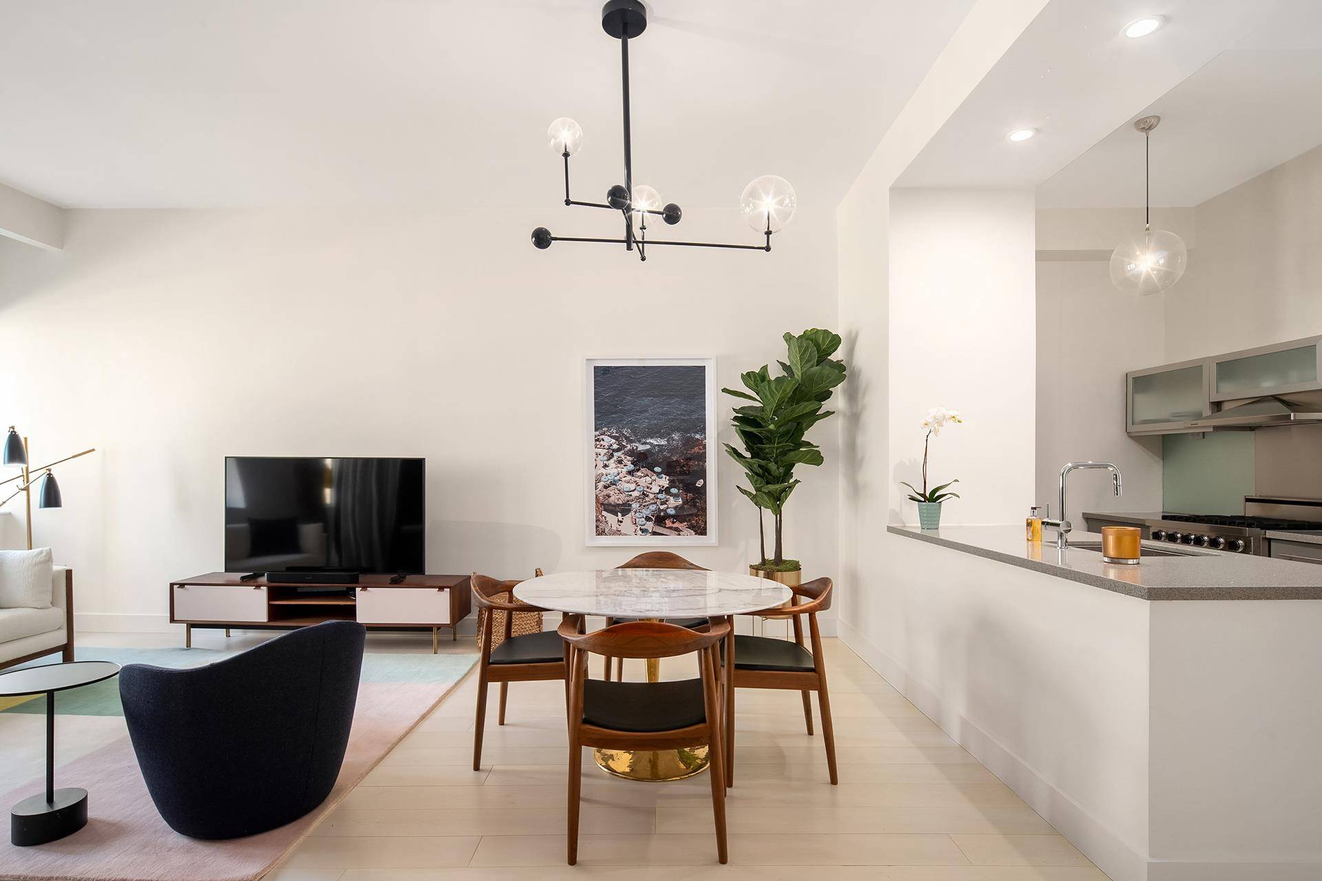 SoHo 25 is an intimate boutique condominium residence located in Prime SOHO between Mercer Street and Greene Street in the historic Cast Iron district.