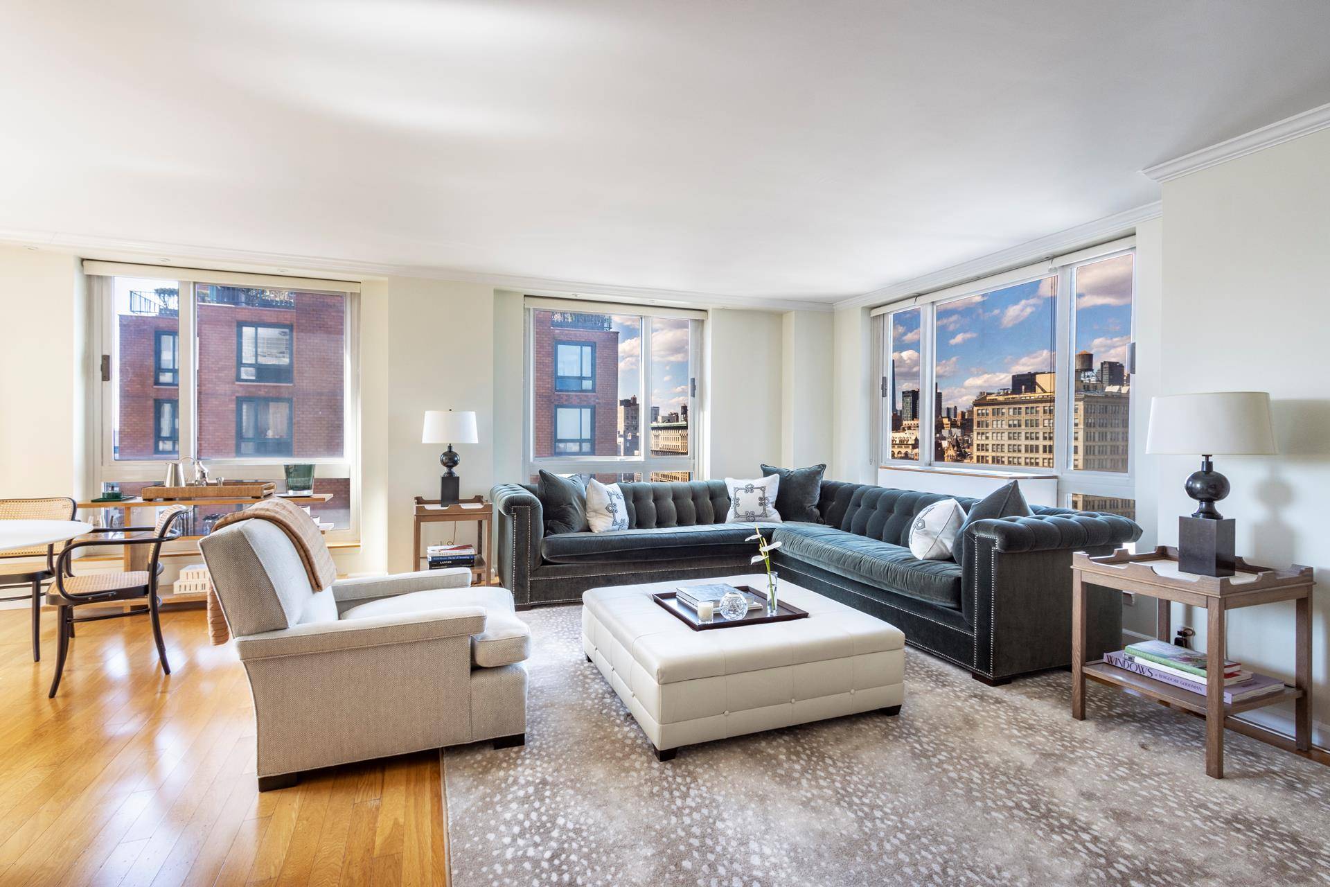 Located on the 20th floor of the famed Zeckendorf Towers in the heart of vibrant Union Square, this gorgeous 3 bedroom, 2 bathroom home features some of the best views ...