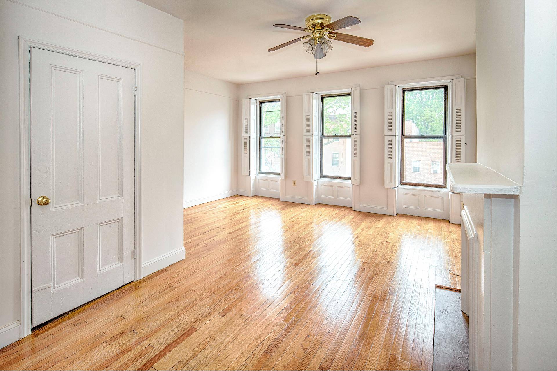 No Fee ! Spread out over two floors of this beautiful Bed Stuy brownstone !