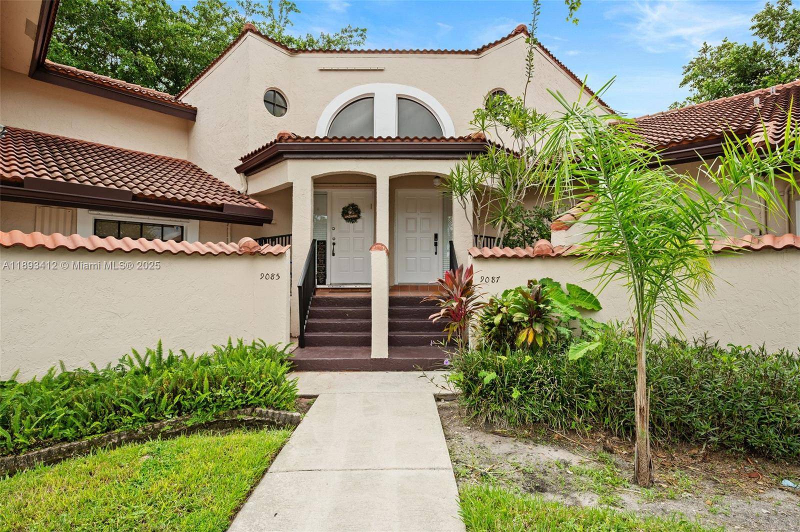 Step into this cozy home perfectly located in the heart of Plantation !