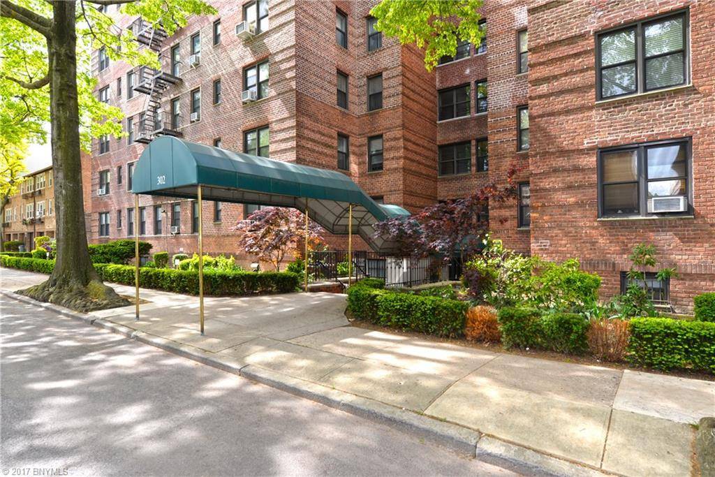 TWO BEDROOM IN A PRIME BAY RIDGE BUILDING AT THIS PRICE WILL NOT LAST !