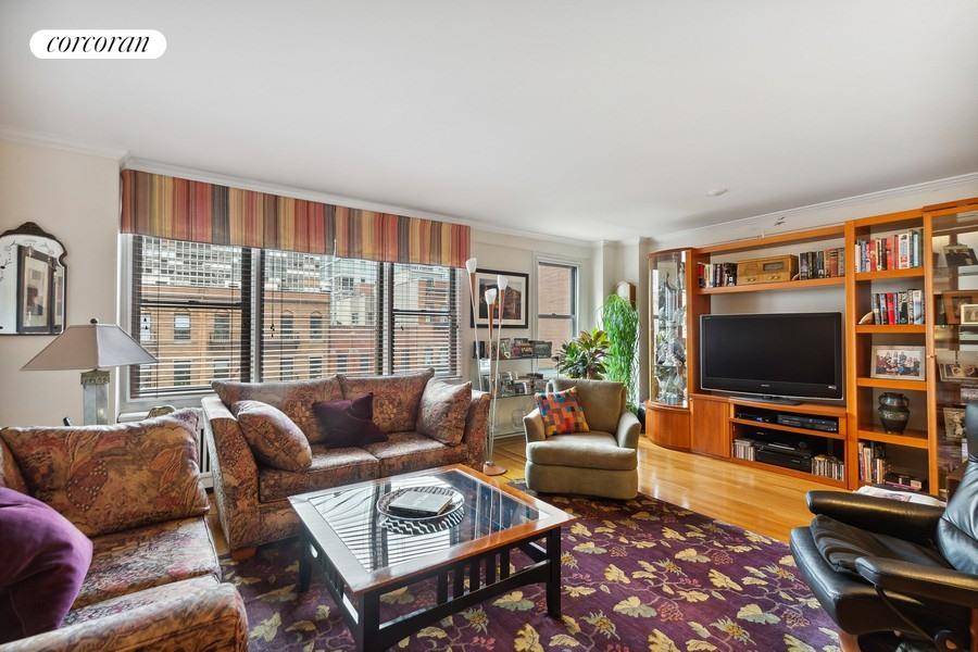 7L at the DEVON Condominium located 333 East 34th Street is a magnificent 2 bed 2 full bath condo in the heart of Murray Hill.