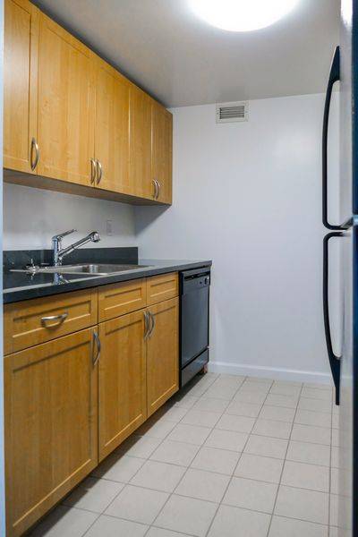 Spacious and bright, this one bedroom boasts a pass thru kitchen with eating bar, a large walk in closet, floor to ceiling windows, and an in unit washer dryer.