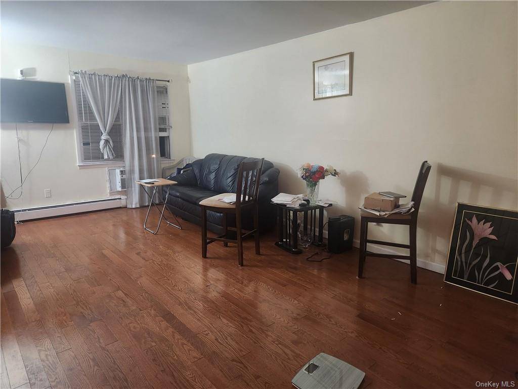 Nice Townhouse at the Hillcroft Condominium, conveniently located in a quiet neighborhood, easy to commute to NYC, walking distance to downtown Yonkers, Metro North and public transportation.