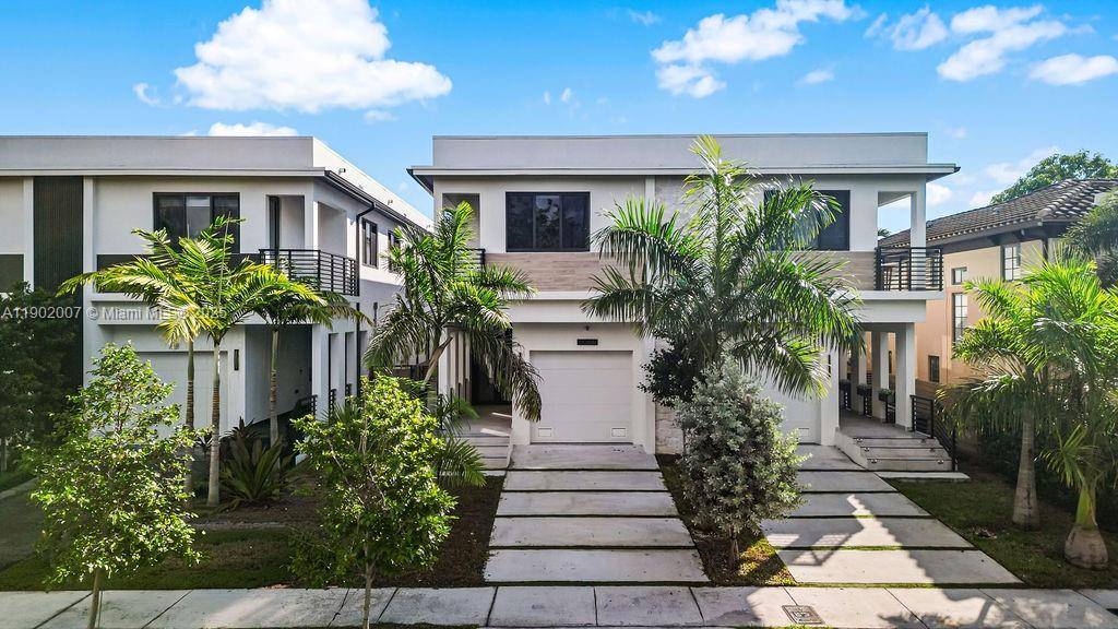 Live just steps from Las Olas Blvd and minutes from the beach in this beautifully designed Fort Lauderdale townhome.