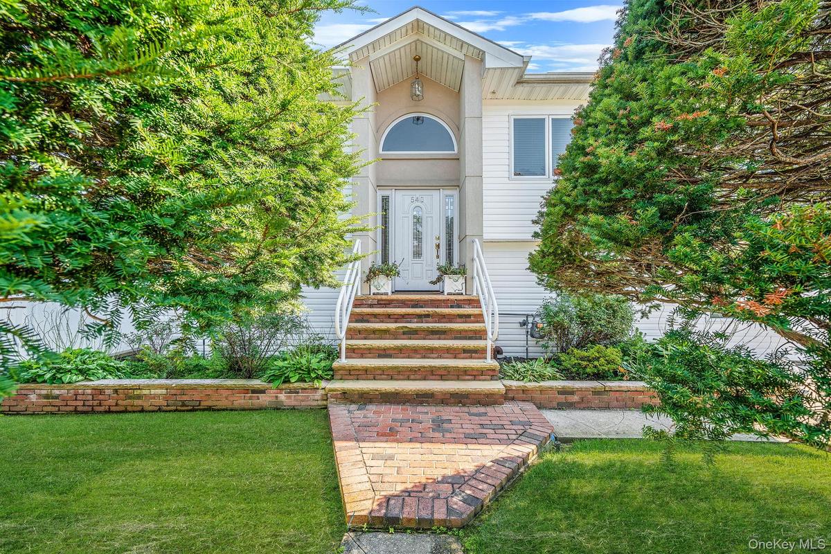Property entrance featuring a yard