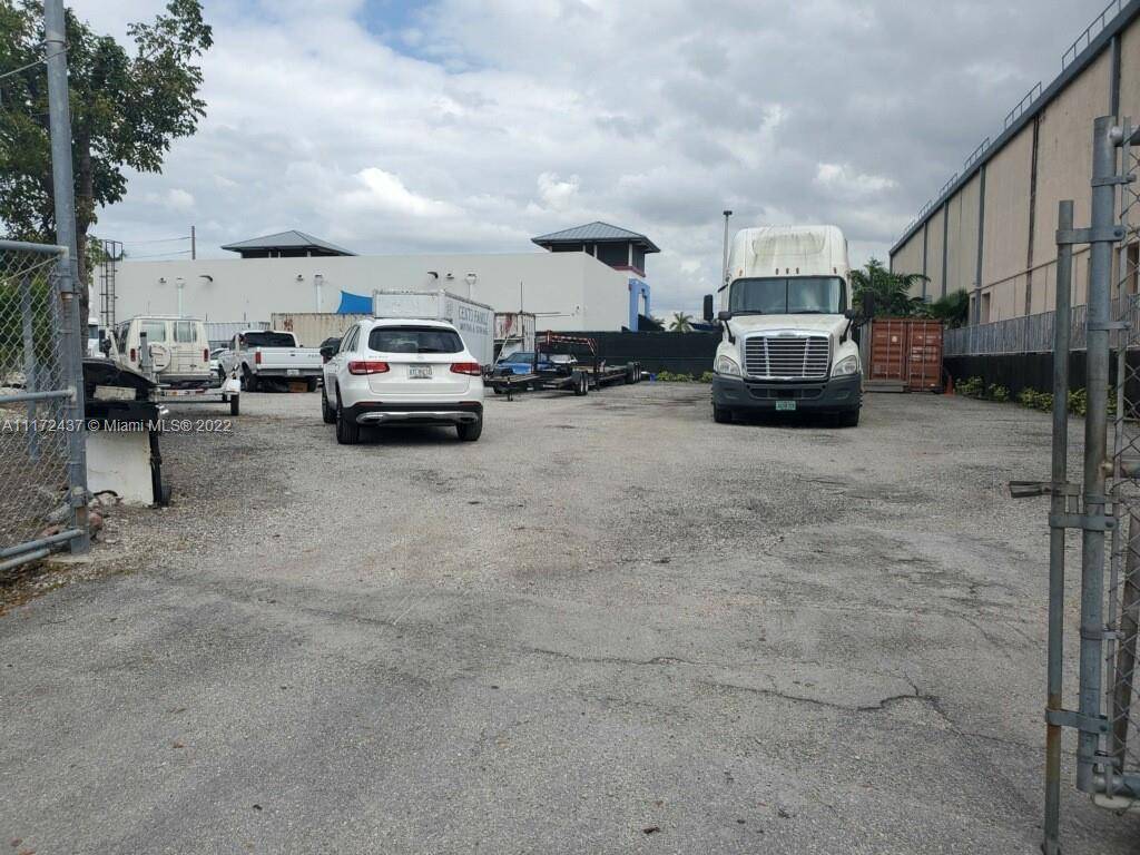 BUSY INDUSTIAL AREA OF DORAL SWEETWATER, VACANT LAND TO LEASE FOR PARKING TRUCKS ETC.