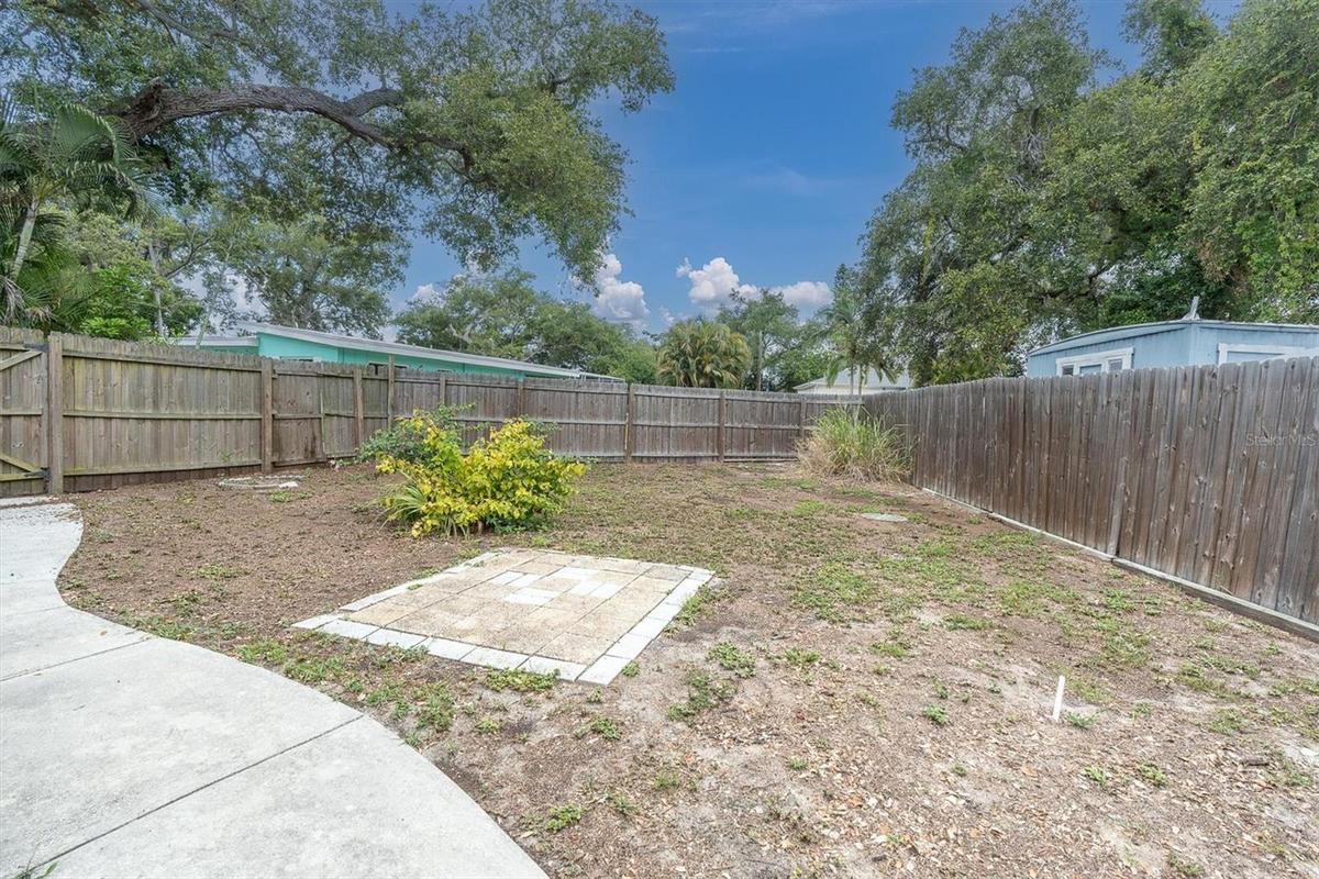 Spacious yard - Oversized Vehicle/Boat Parking