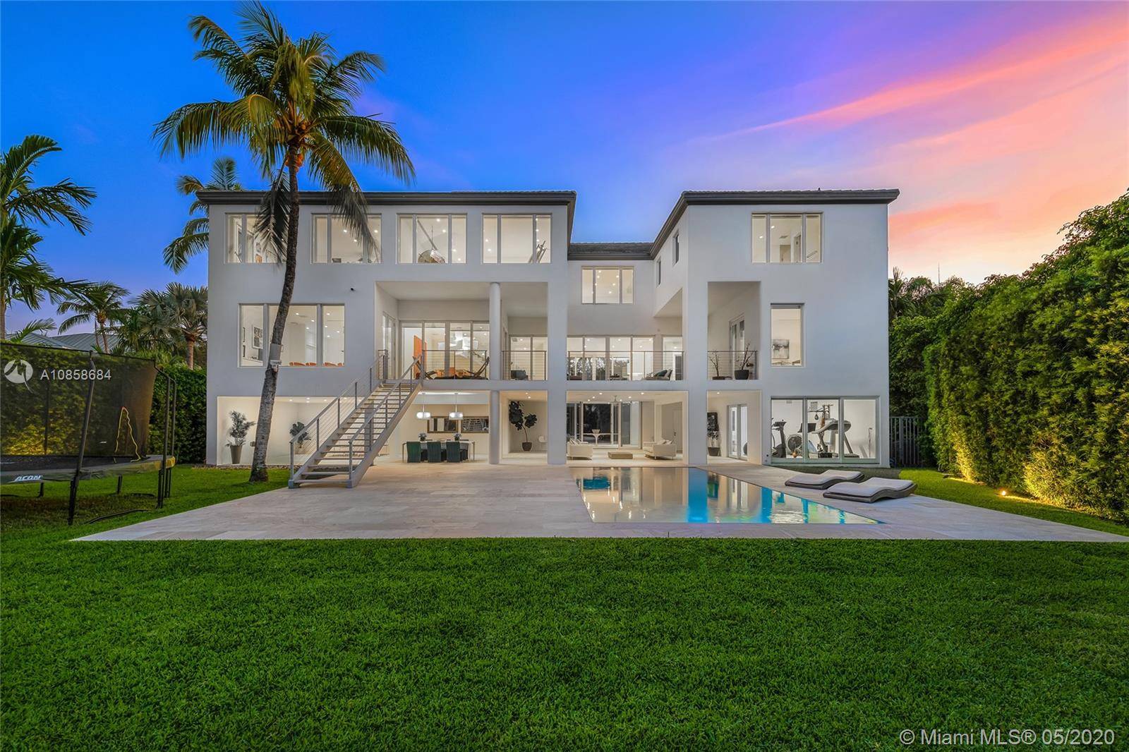 This modern waterfront home is located in the exclusive Mashta Island, on a quiet cul de sac ideal for a family in Key Biscayne.