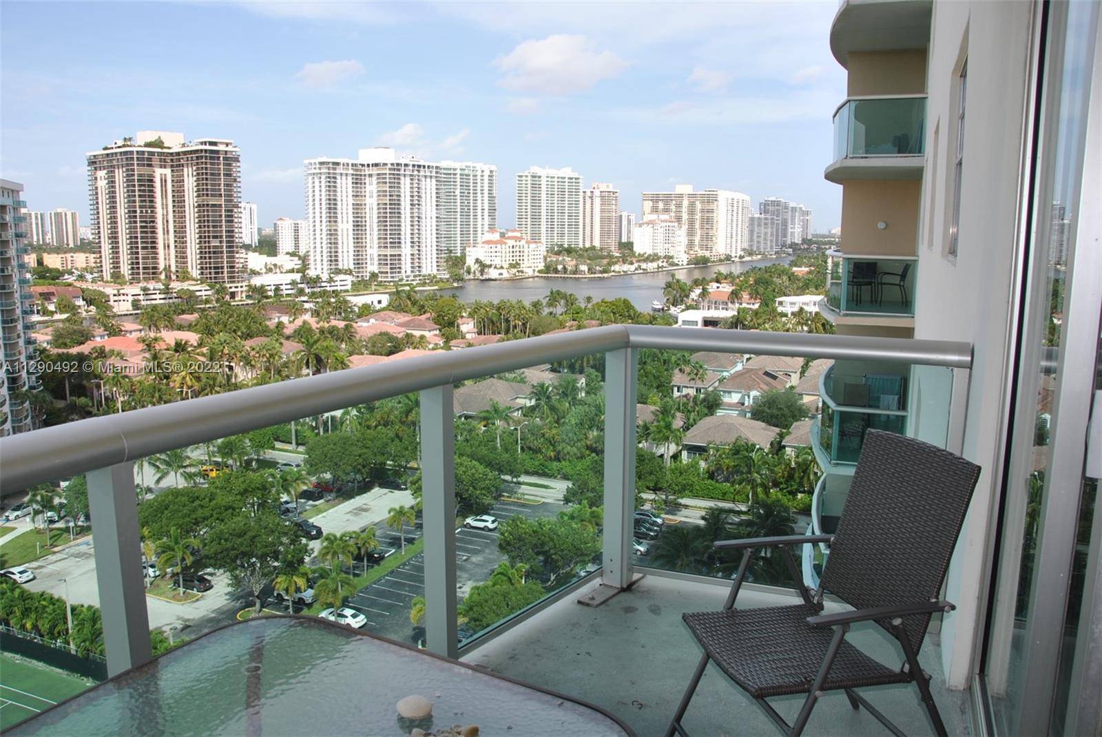 Spectacular 2 beds 2baths apartment, located in a resort style condo, fully furniture, ready to live, with top of the line amenities, such a tennis courts, heated pool, kids playground ...