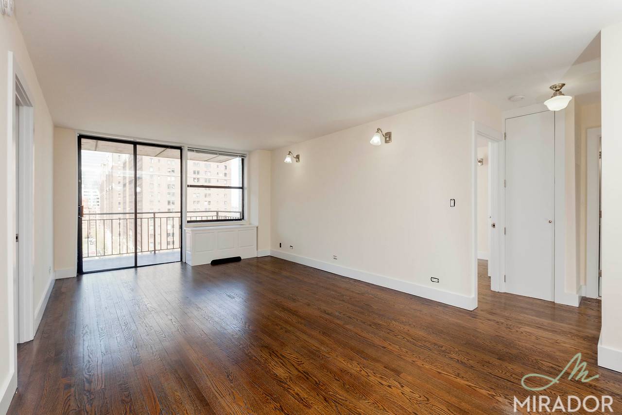 Beautifully renovated one bedroom with balcony at New York Tower.