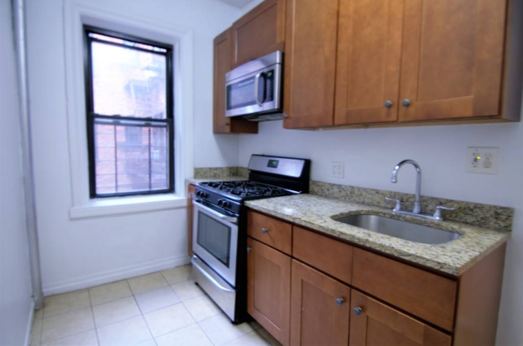 LIMITED TIME CONCESSION NO BROKER FEE AND 1 MONTH FREE APARTMENT FEATURES Stainless Steel Appliances Hardwood Floors Separate Kitchen Dishwasher Microwave BUILDING AMENITIES Live in Super Close to 7 TrainPlease ...