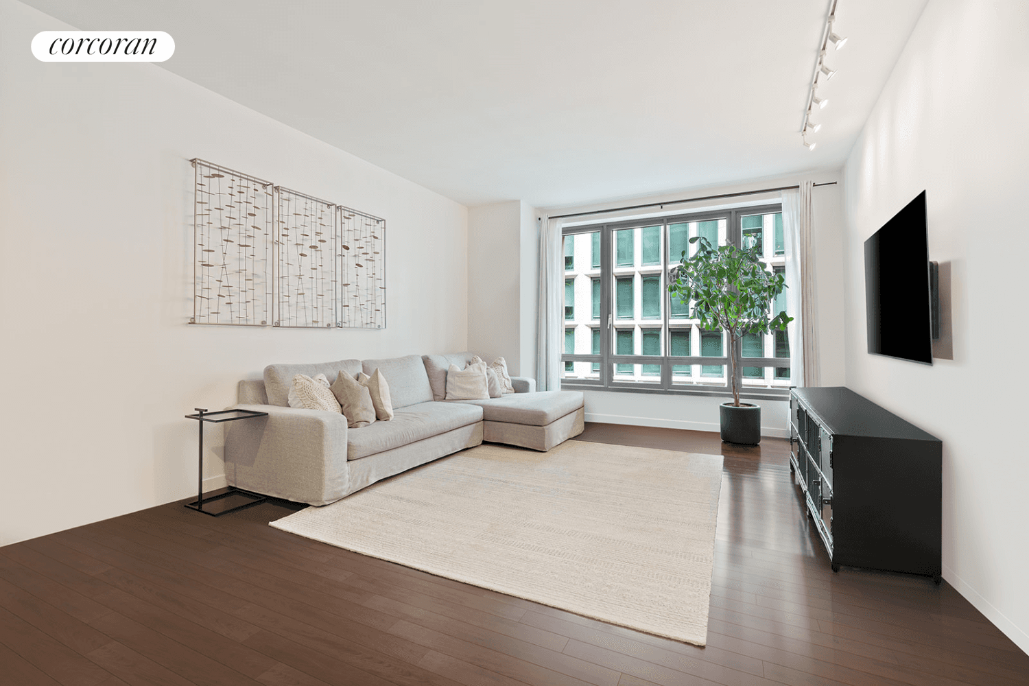 Modern amenities meets space and prime Flatiron location !