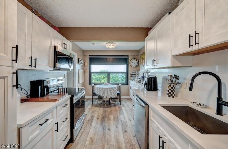Eat-in Kitchen