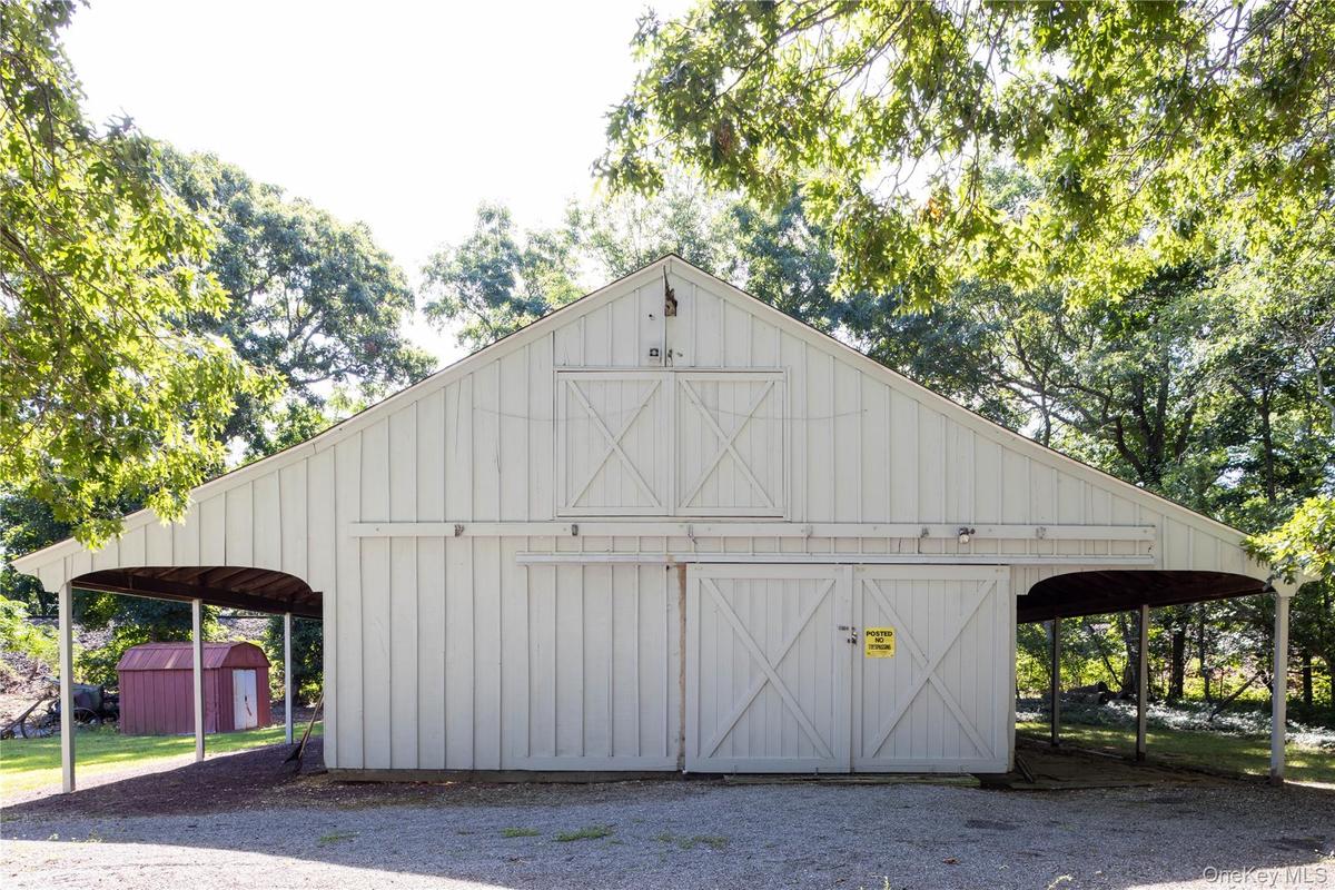 Barn with run-ins