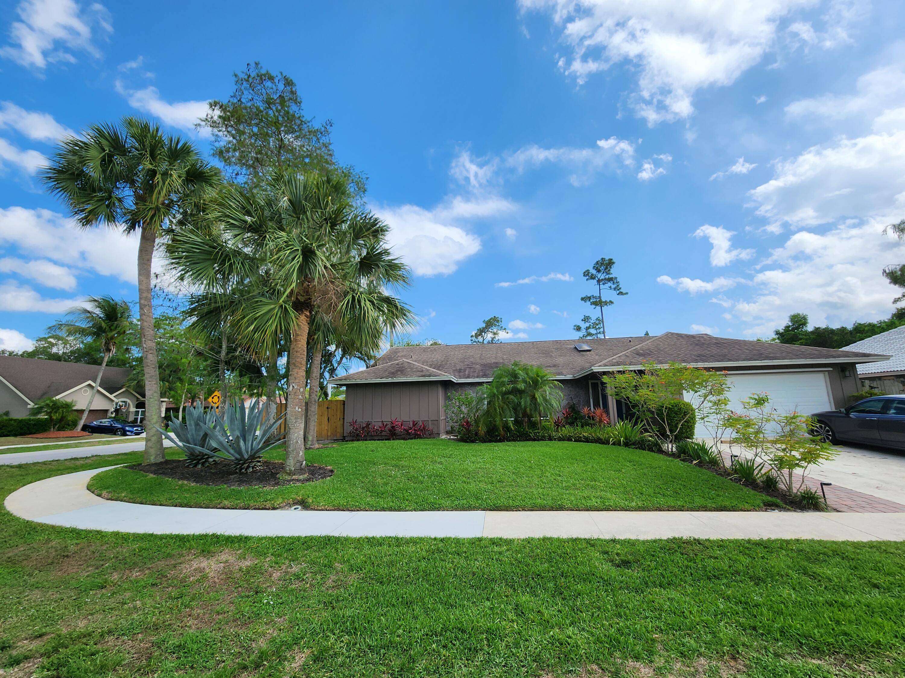 Wellington Seasonal, 3 2 corner lot home with fenced yard and pool in Sugar Pond Manor, just a few short mins from WEF, Shopping and Dining.