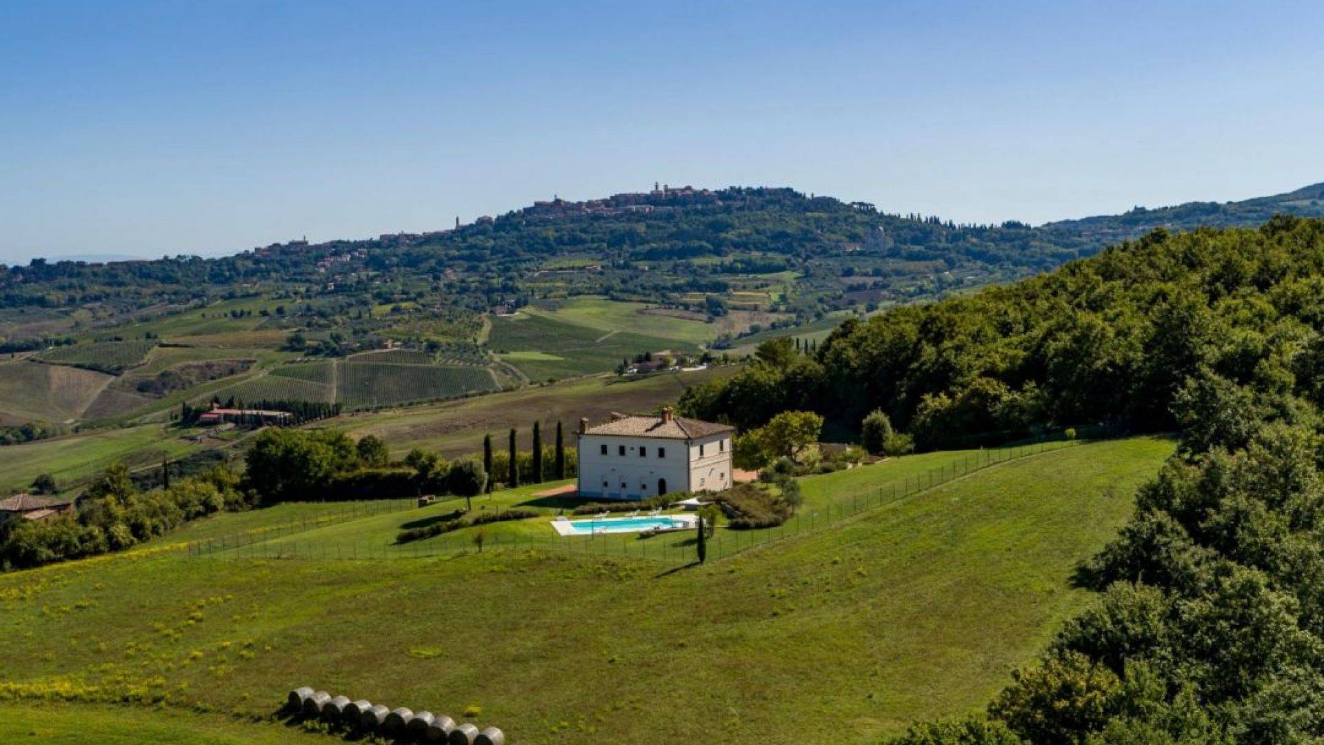 Villa with swimming pool located in a panoramic position, (located in the municipality of Montepulciano but only 9 km from that of Pienza).