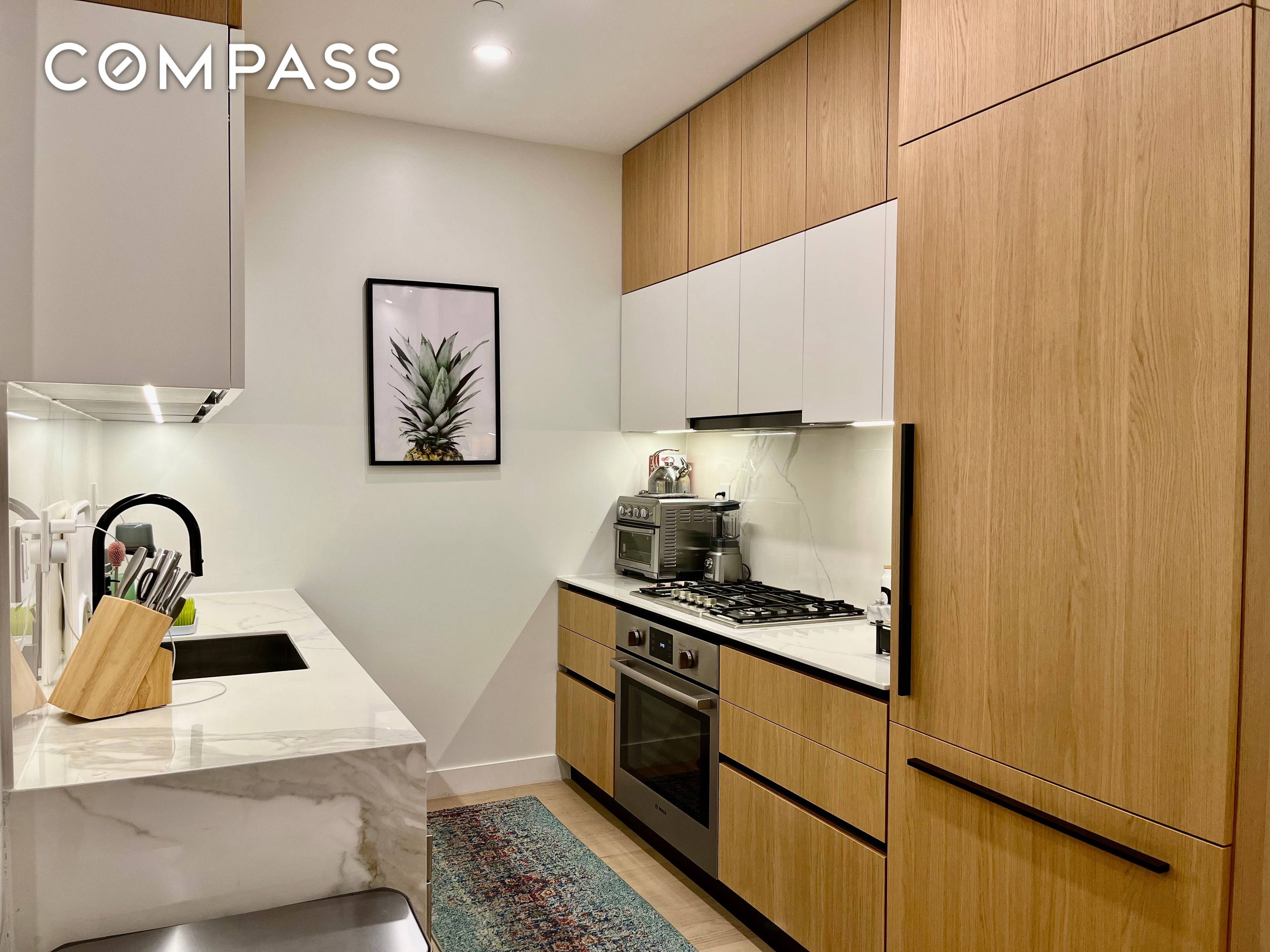 Located in one of the premier condo buildings in Long Island City, this 2 BR 2 BA unit is all about smart functionality and high end finishes.