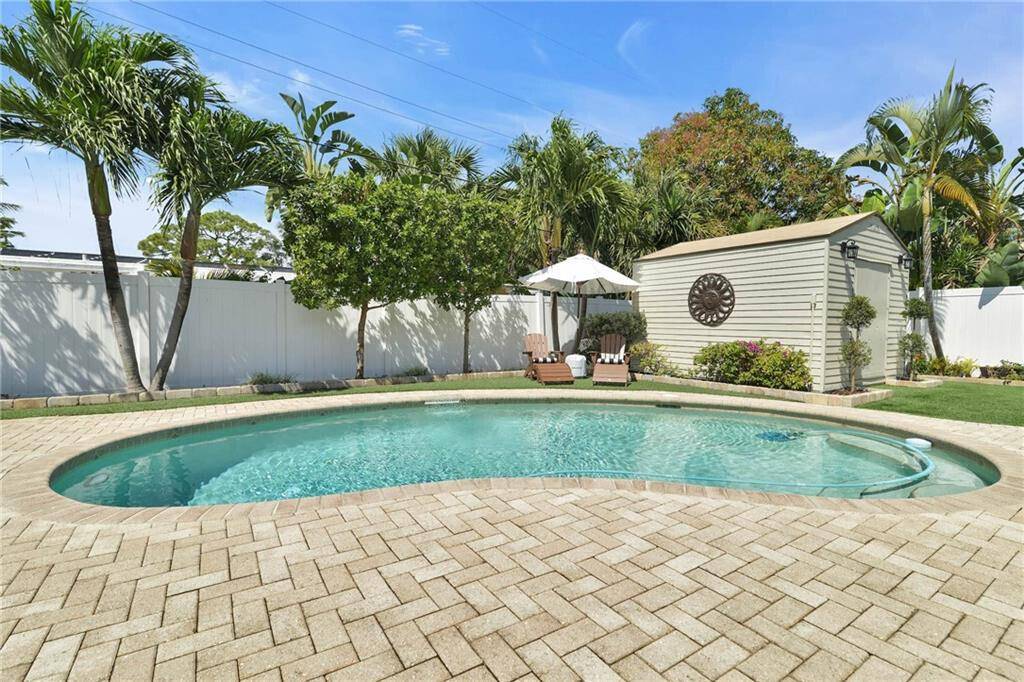 Welcome to Paradise ! This home is a perfect rental as it is fully renovated and ready to move in.