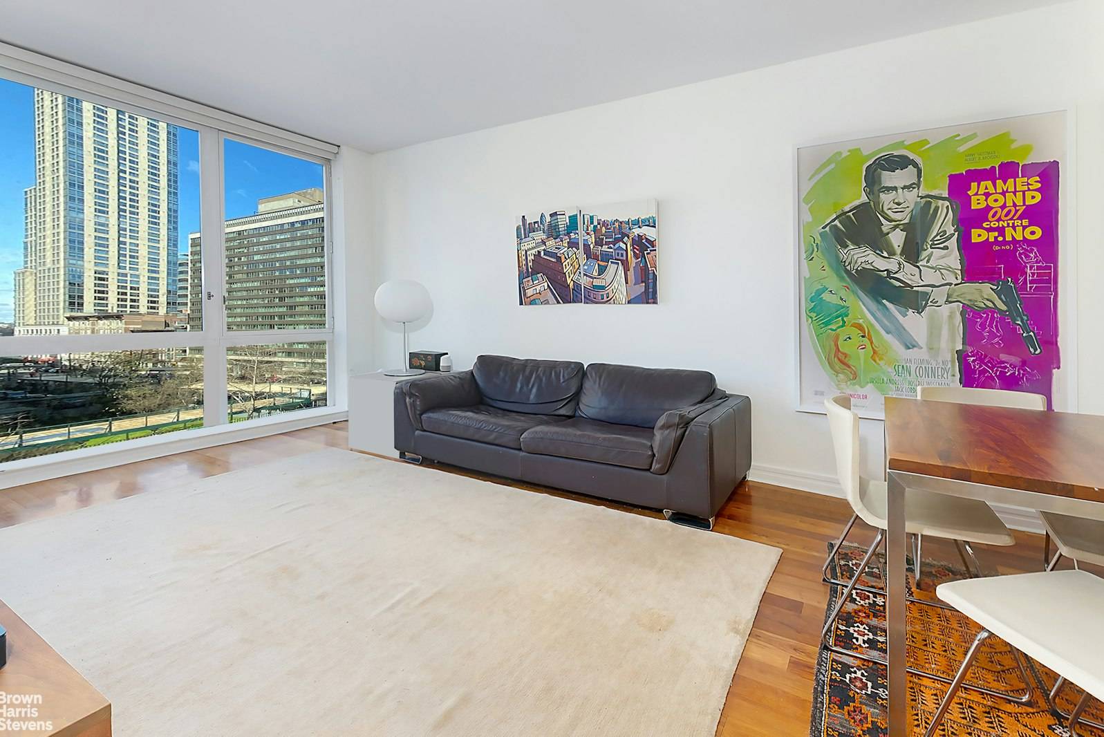 This bright and quit true bedroom is located in 3 blocks away from 72street 1, 2, 3 subway.