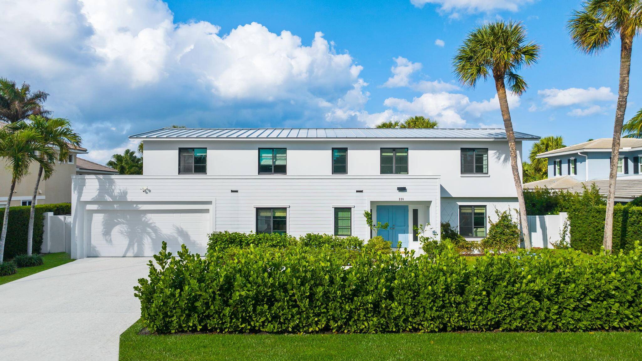 Experience the convenience of a fully equipped rental in the sought after Jupiter Inlet Beach Colony, an exclusive community comprising 240 residences nestled on the southernmost tip of Jupiter Island.