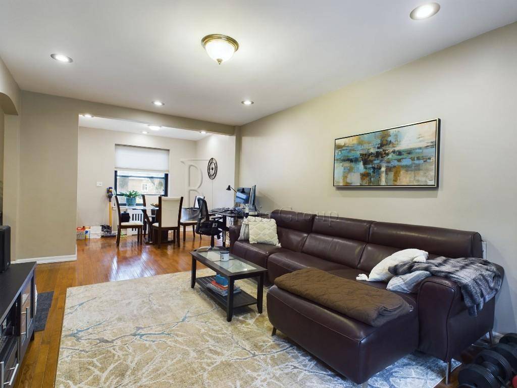 Astoria Condo for sale in Barclay Gardens located on a quiet tree lined upper Ditmars street.