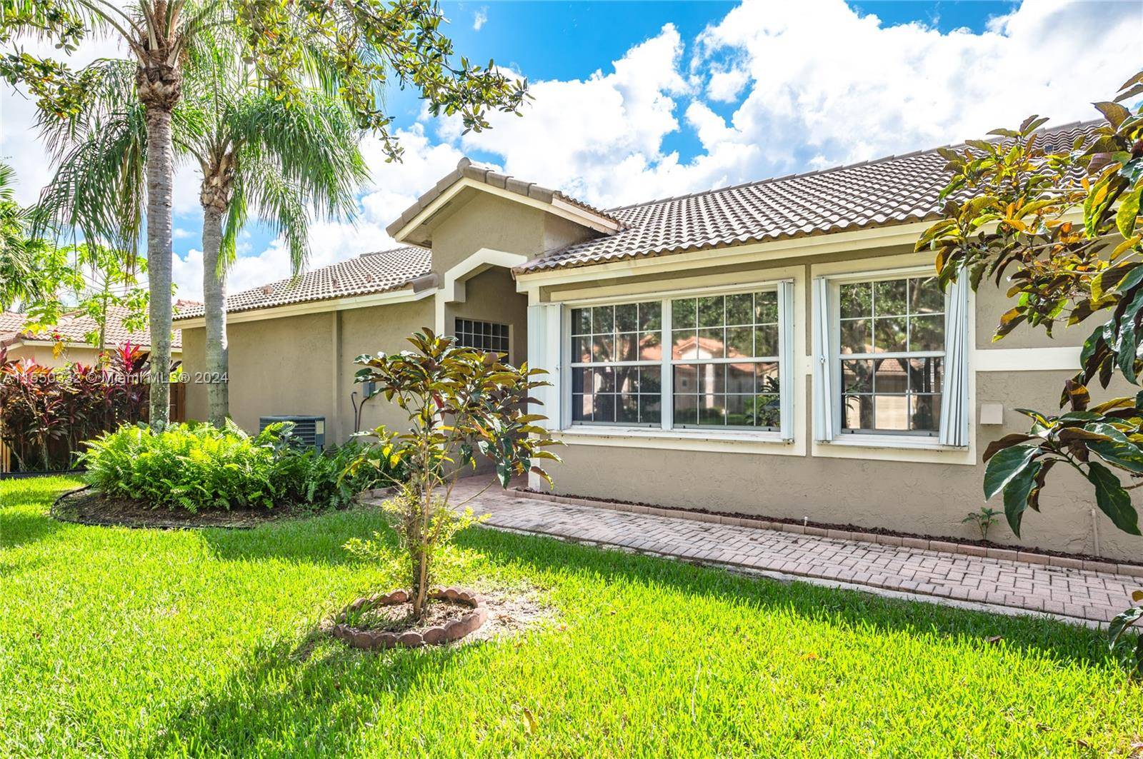 Welcome to your dream home in Weston !