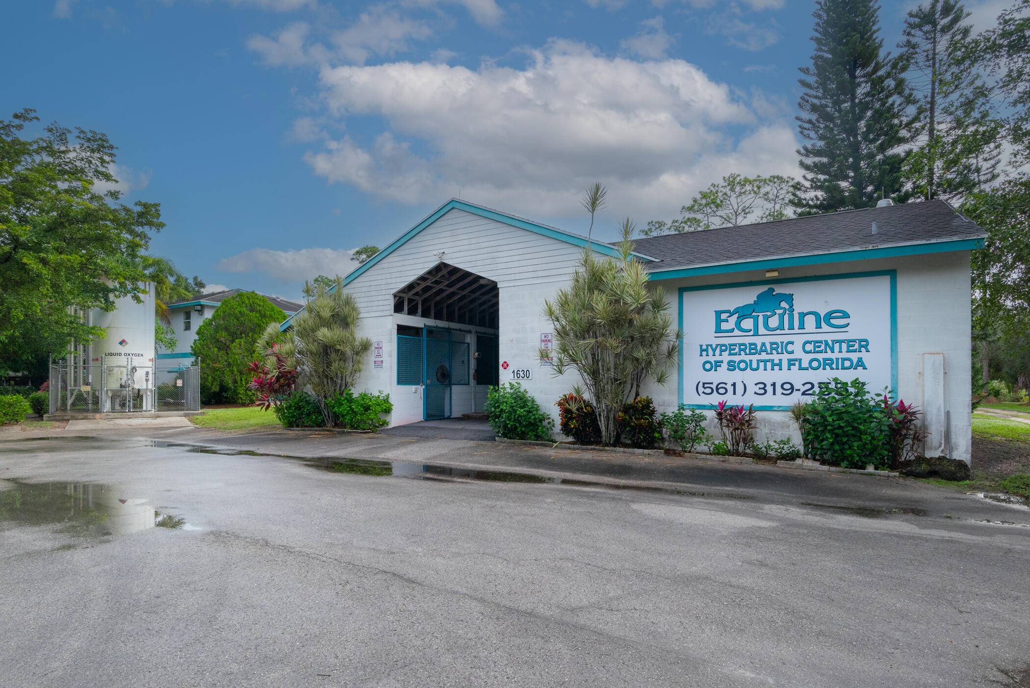 Equine Clinic situated on 5 acers of land in beautiful Loxahatchee Florida.