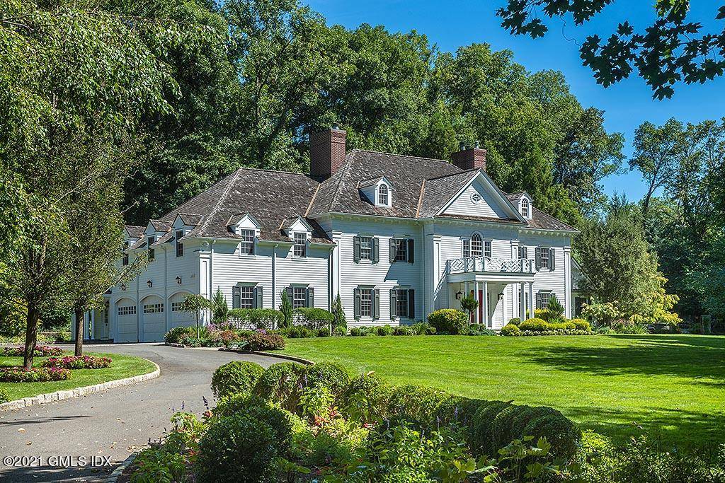 Classically elegant 5, 574 sq ft Georgian colonial secluded on 2.