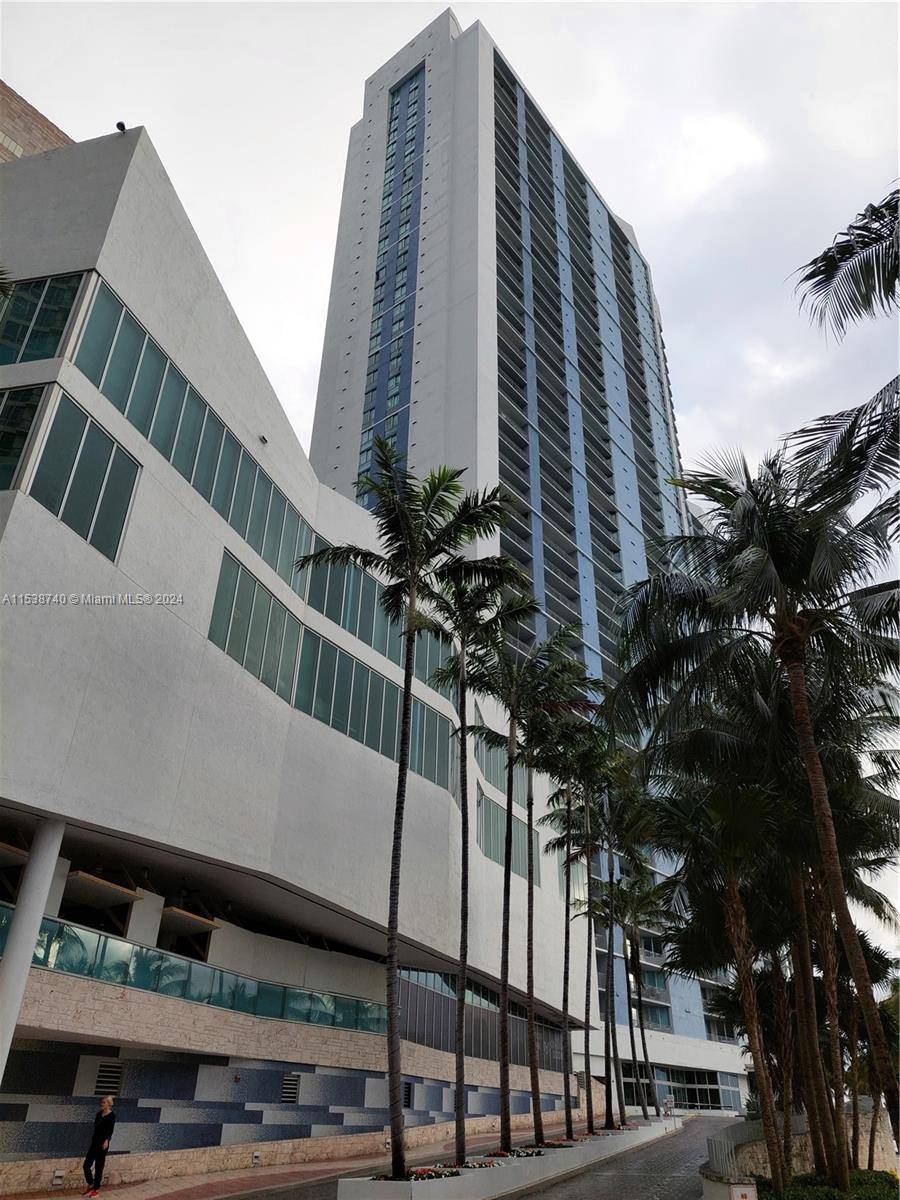 Spacious 2 2 split unit with fabulous direct views of Miami River, Biscayne Bay, Port of Miami and Brickell Key.