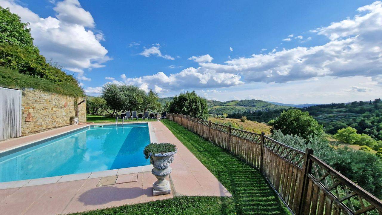 Charming renovated stone country house with park, swimming pool, panoramic view, 7 bedrooms, 7 bathrooms and 4 hectares of land for sale in Arezzo.