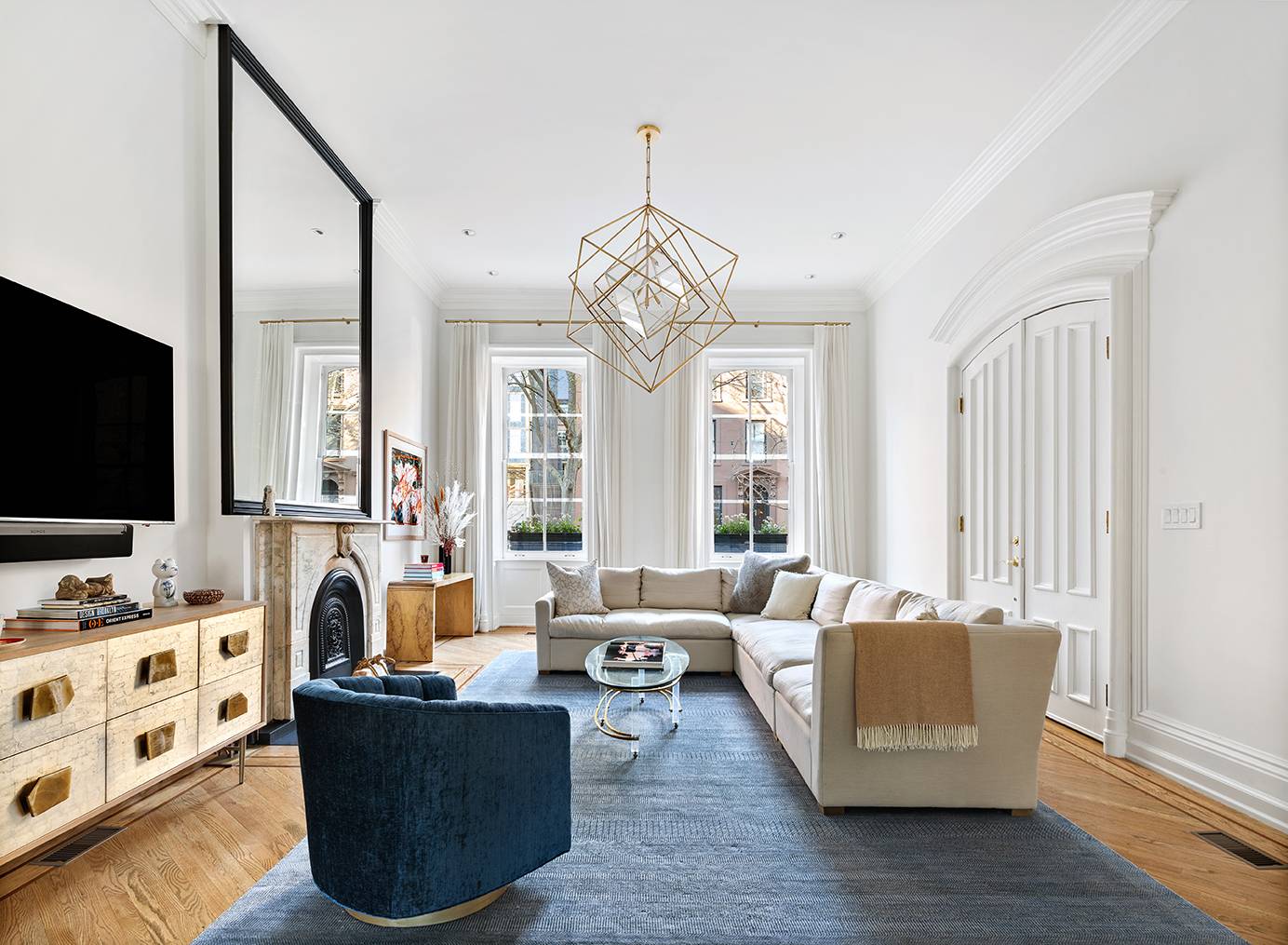 122 Amity is a rare 26 x 100 brownstone condominium located in the heart of Cobble Hill s historic district.