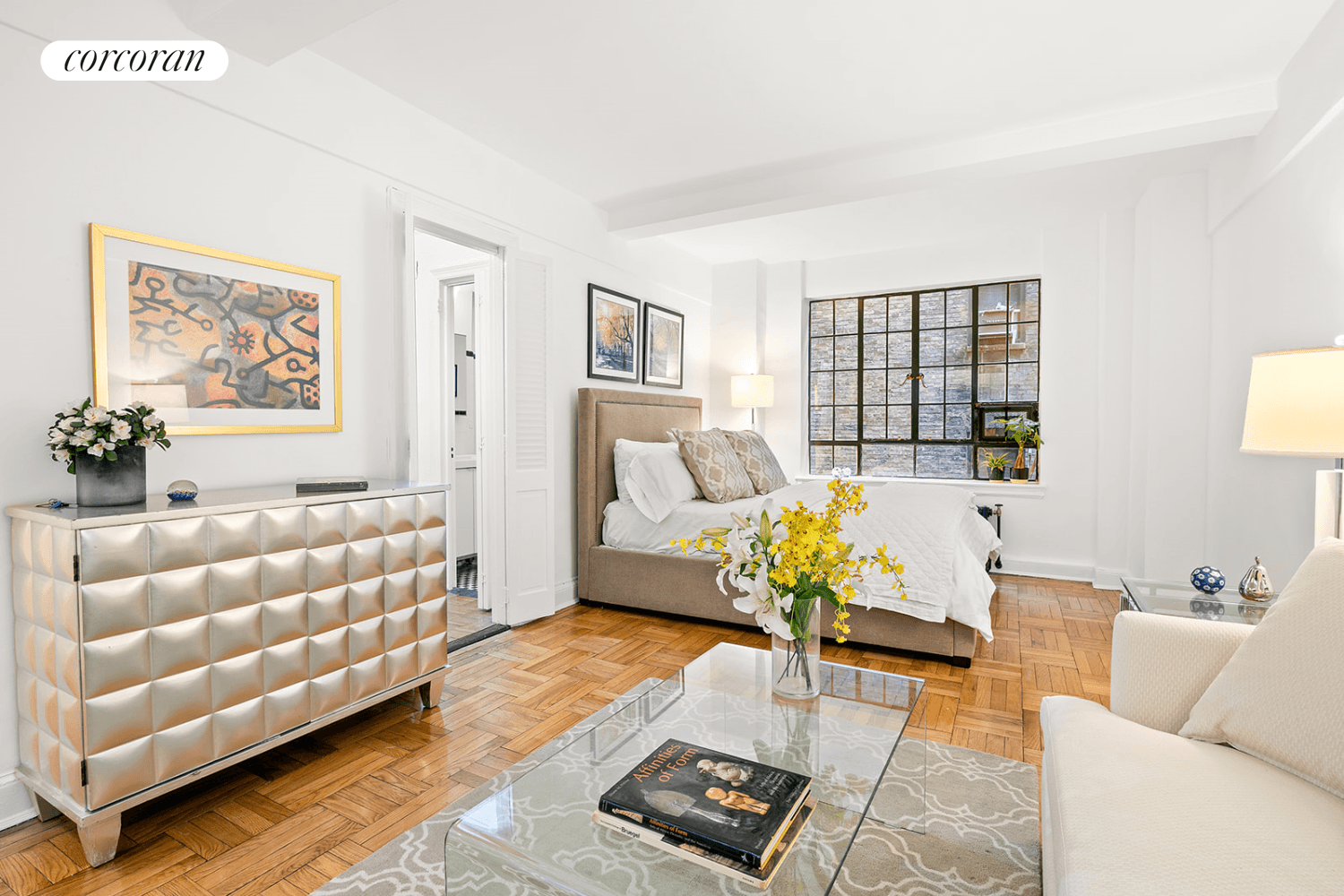 NEW TO MARKET STUDIO SEPARATE ENTRY FOYER SEPARATE DRESSING AREA HIGH BEAMED CEILINGS CASEMENT WINDOWS PARQUET FLOORS140 East 40th Street 6J is a bright and airy Pre War Art Deco ...