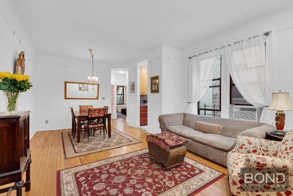 Classic park adjacent prewar opportunity on the coveted Upper West SideWelcome to unit 5D at 323 West 83rd Street.