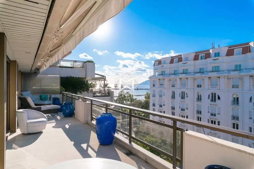 CANNES CROISETTE - Superb flat in a luxury residence