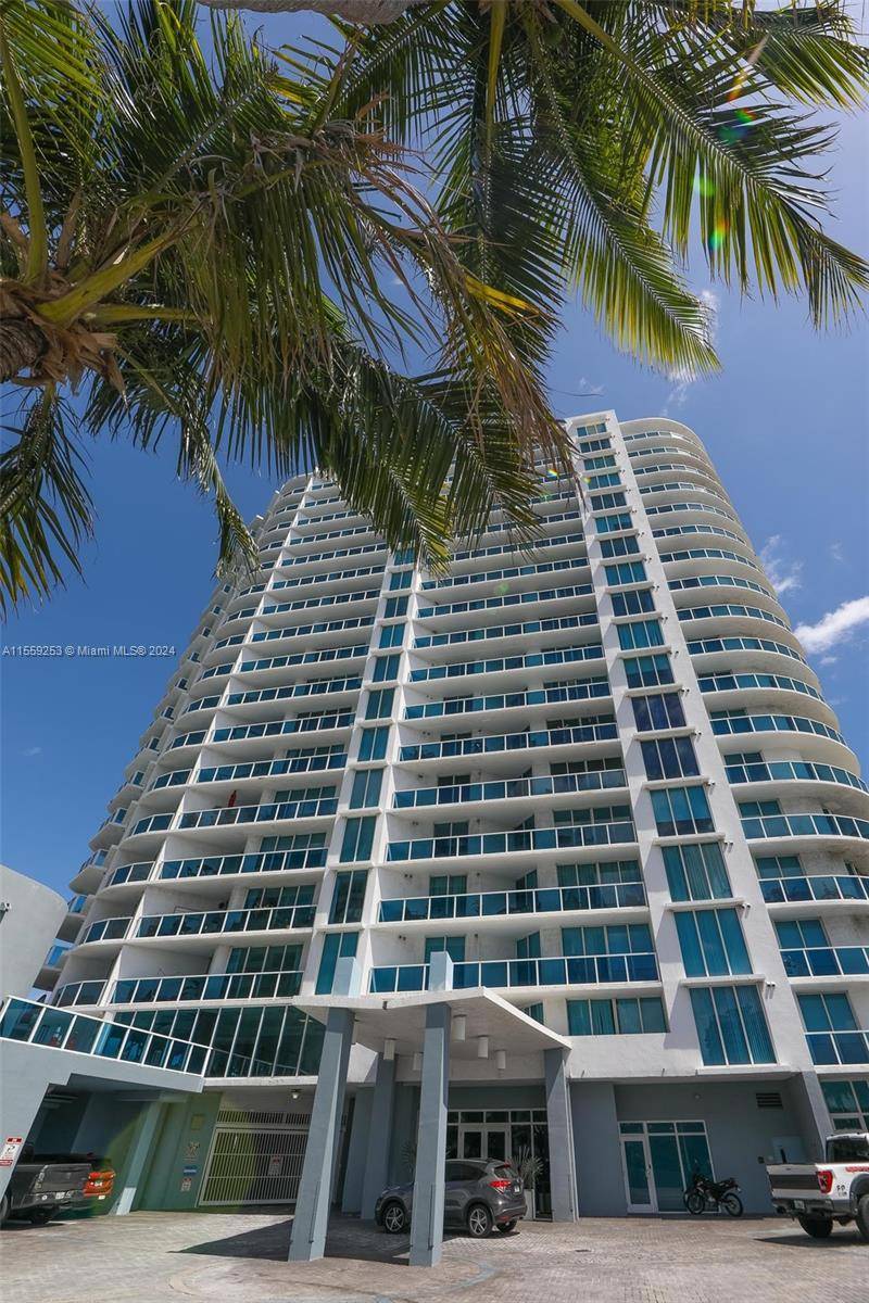 Vacant Ready to occupy. Spacious and bright 2 Bedrooms 2 Bathrooms with plenty of natural light and breathtaking water and city views from every room.